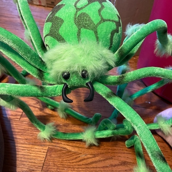 Large Green And Black Spider With Adjustable Legs For Halloween - Picture 3 of 13